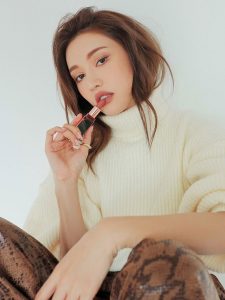 Học cách đánh son cho những nàng môi dày