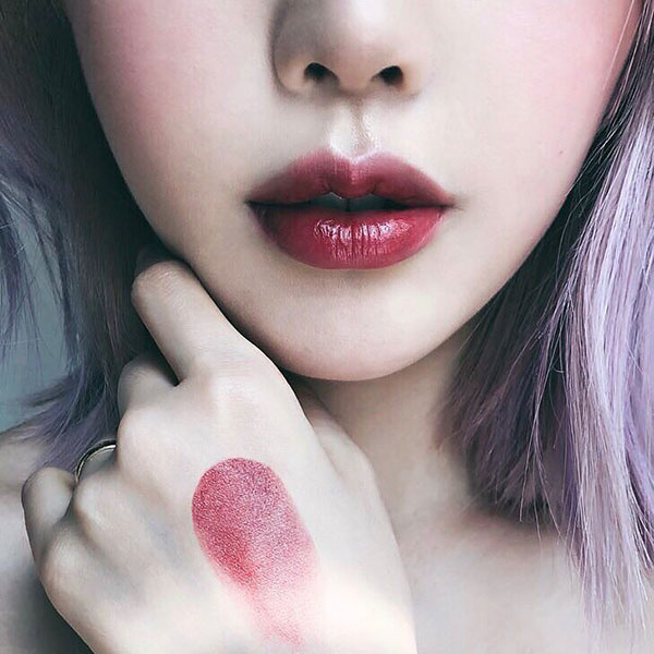 Cam đất, đỏ bầm, hồng nude, đỏ hay nude đều là những gam màu có cá tính riêng, phong cách khoẻ khoắn, sành điệu và thời thượng