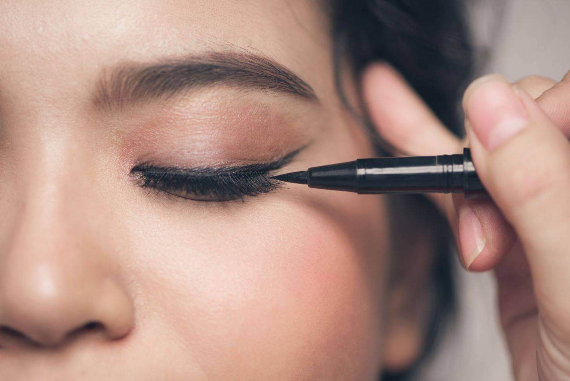 Kẻ mắt mảnh, không kẻ quá dày