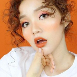 Son môi nhẹ nhàng giúp tôn lên vẻ đẹp tự nhiên thuần khiết của người thiếu nữ 