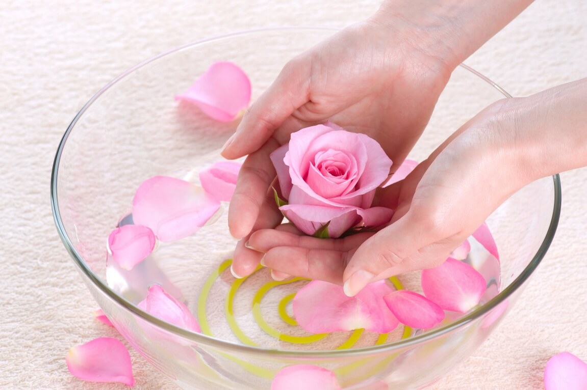 Cân bằng da với nước hoa hồng 