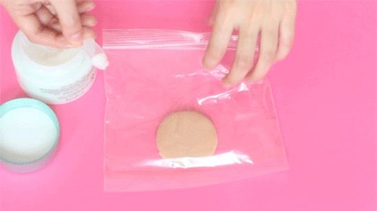 Cho bông phấn và dầu tẩy trang vào trong túi zip