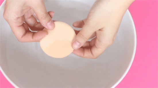 Rửa sạch bông phấn với nước lạnh