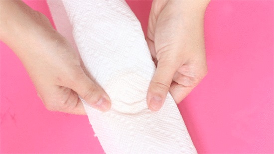 Dùng khăn giấy nhẹ nhàng thấm bớt nước ở bông phấn